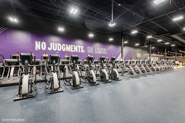 Crunch Fitness - Tucker Picture 6