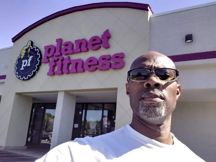Planet Fitness Picture 9