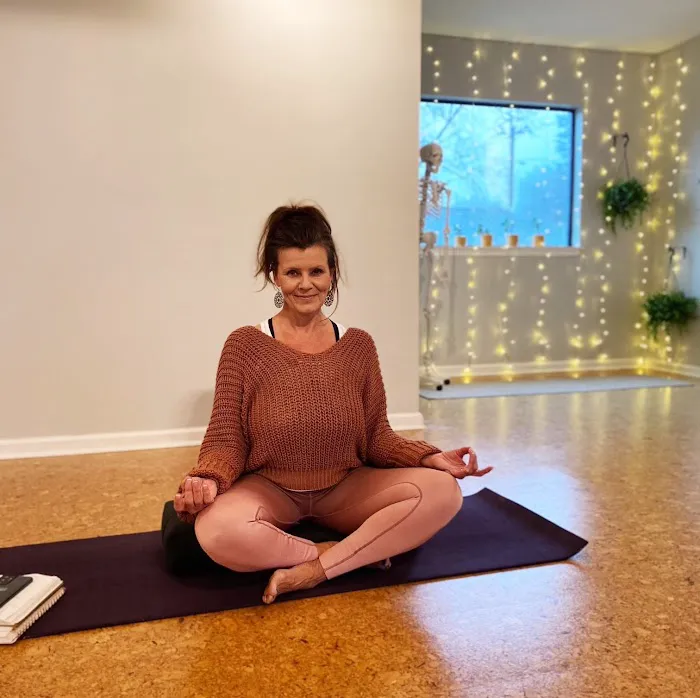 Lunar Yoga Picture 9