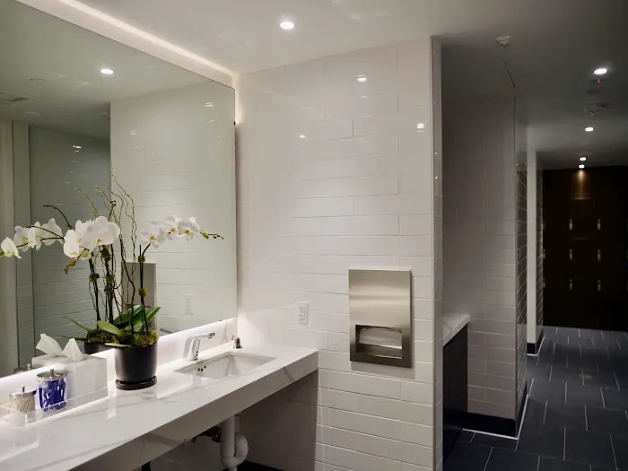 Hot 8 Yoga Picture 4