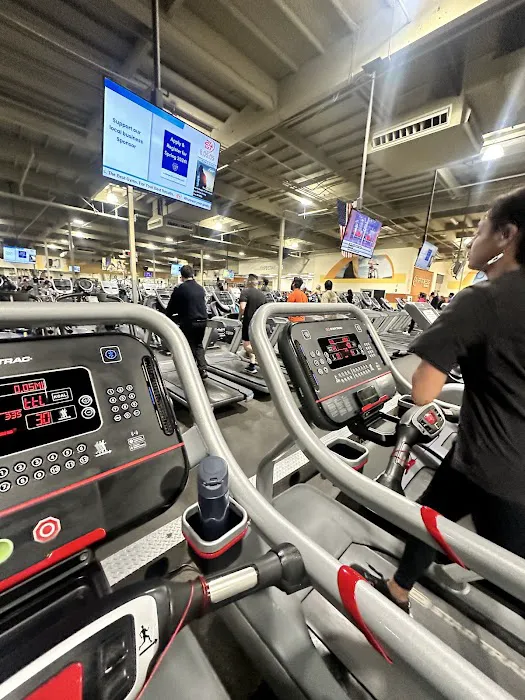 24 Hour Fitness Picture 9