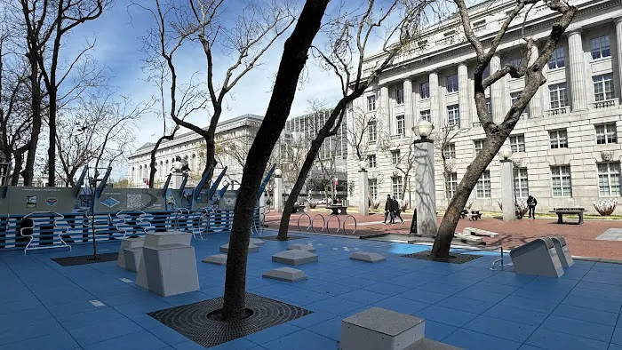 Fitness Court at UN Plaza Picture 7