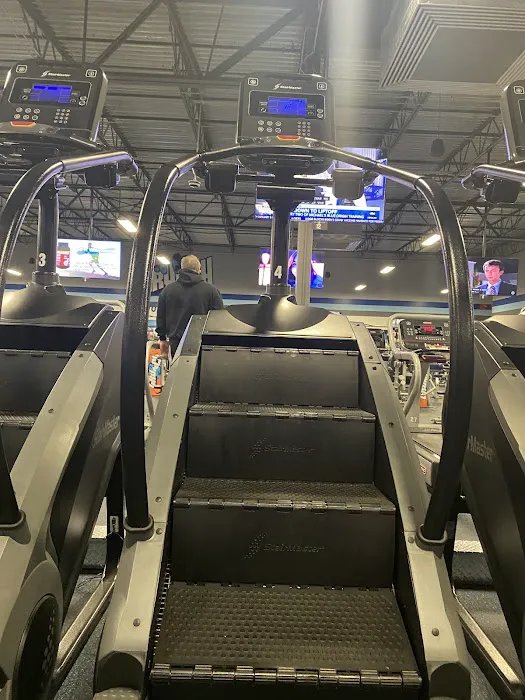 Crunch Fitness - Aloha Picture 9