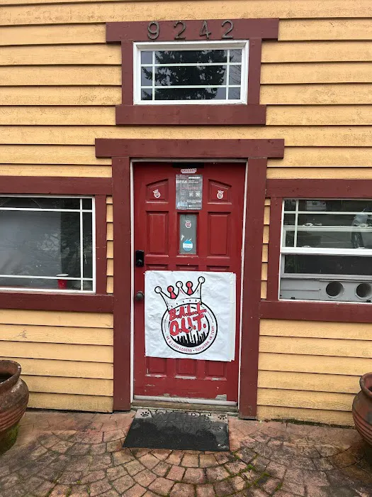 BALLOUT ROOM Picture 1