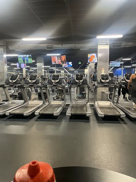 Crunch Fitness - Lakewood WA Picture 1