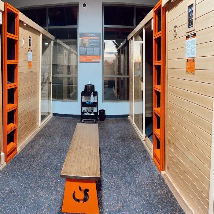 HOTWORX - Leawood, KS Picture 7