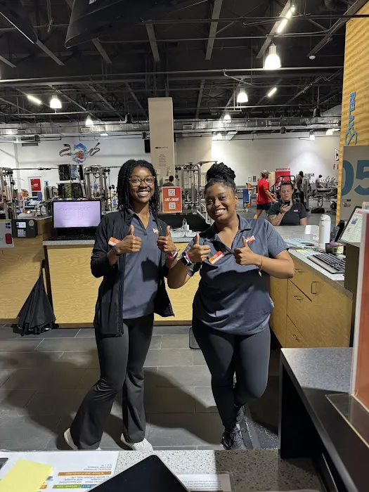 Crunch Fitness - Village District Picture 5