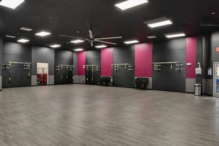 Crunch Fitness - Village District Picture 7