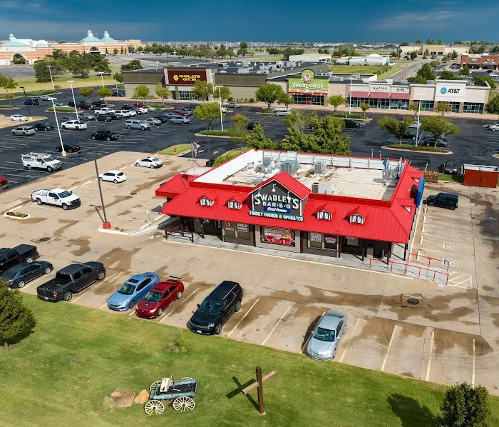 Gold's Gym Quail Springs Picture 7