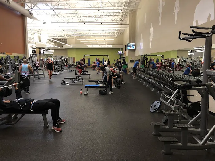Gold's Gym Quail Springs Picture 4