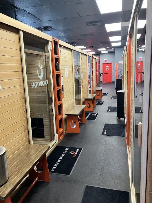 HOTWORX - Edmond, OK - Spring Creek Village Picture 3