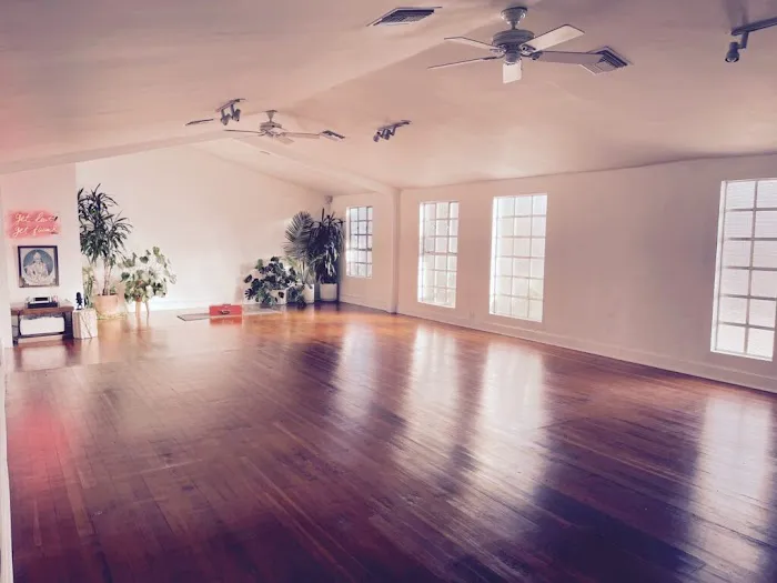 ROAM LA YOGA Picture 4