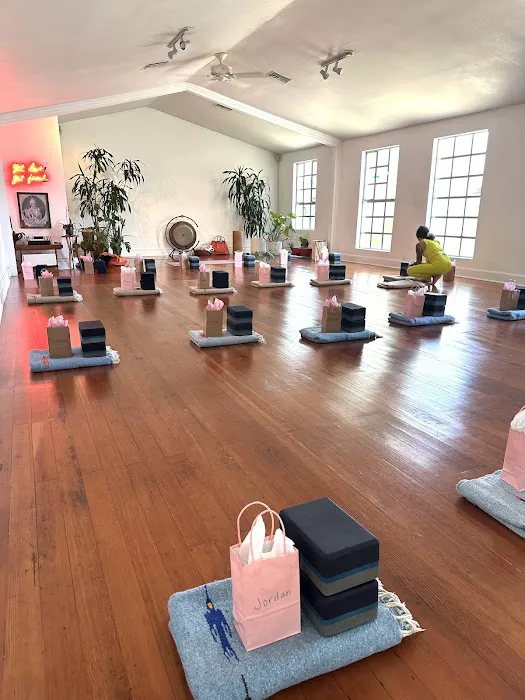 ROAM LA YOGA Picture 3