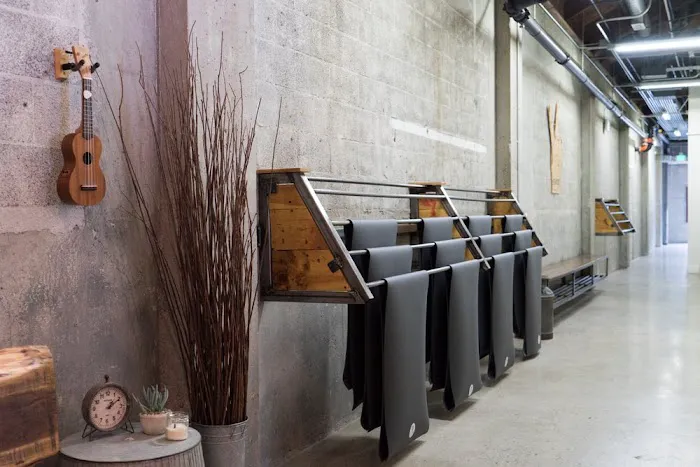 Modo Yoga LA - East Picture 3