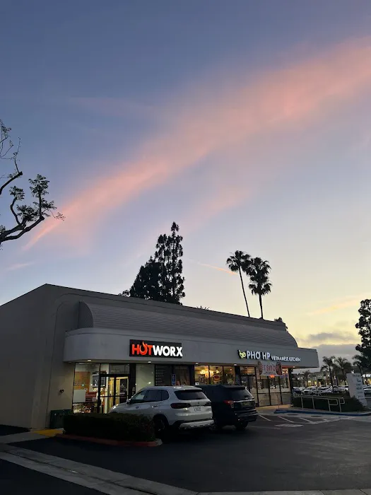 HOTWORX - Huntington Beach, CA - Five Points Picture 4