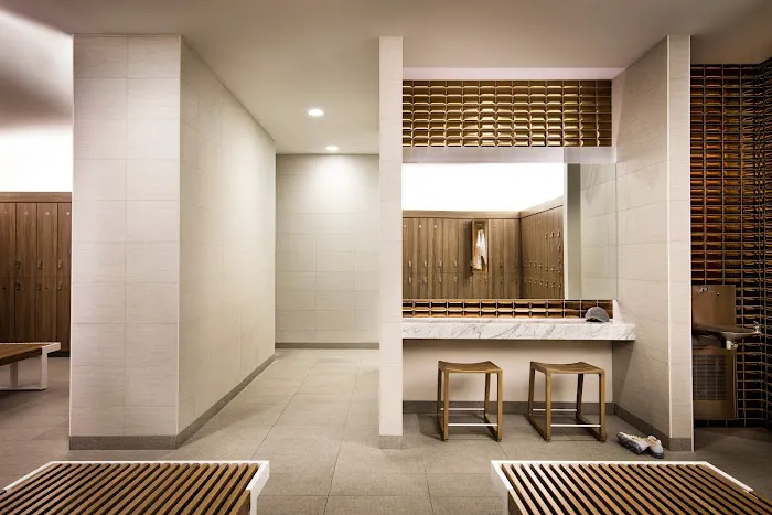 Equinox Miracle Mile Picture 6