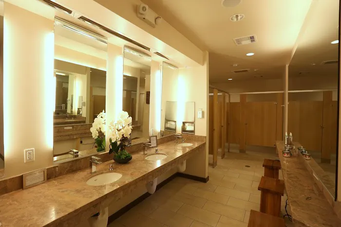 Hot 8 Yoga Picture 3