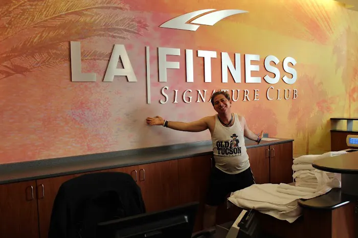LA Fitness Picture 9