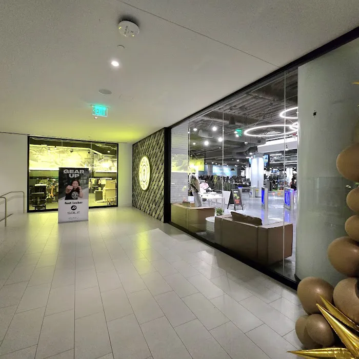 Gold's Gym Beverly Center Picture 8