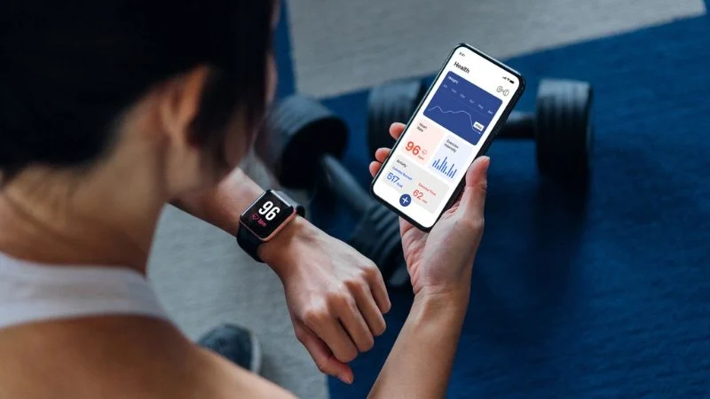 How to Use Smartwatch Metrics for Readiness & Injury Prevention This Autumn