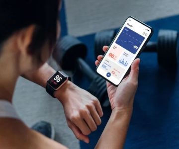 How to Use Smartwatch Metrics for Readiness & Injury Prevention This Autumn