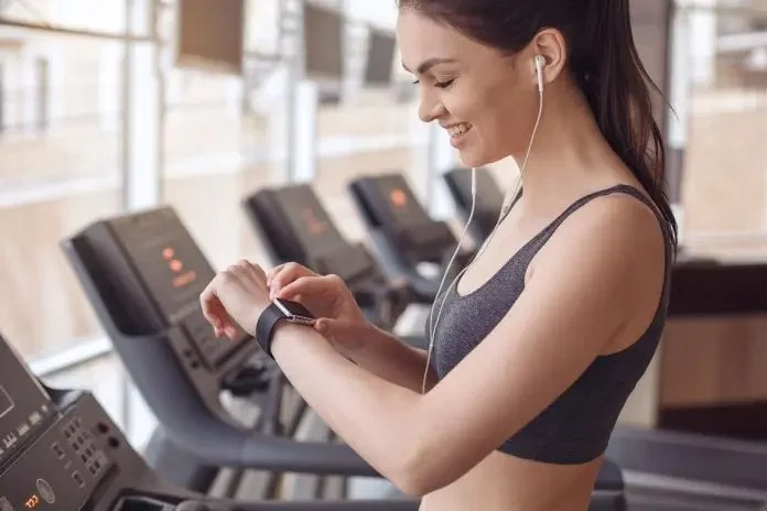 How to Use Smartwatch Training Plans to Stay Accountable During Fall Challenges