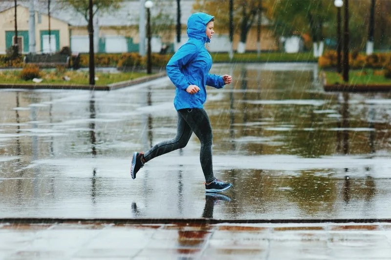 Best Practices for Running in Rain and Cold: Gear, Warm-Up and Shoe Choices