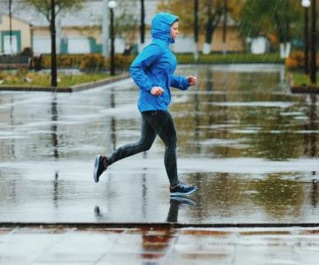 Best Practices for Running in Rain and Cold: Gear, Warm-Up and Shoe Choices